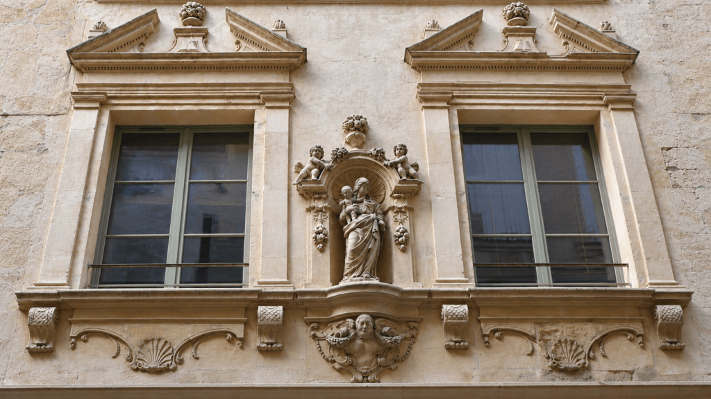 Façade d'un immeuble datant du 17ème siècle, rue du docteur Fanton.