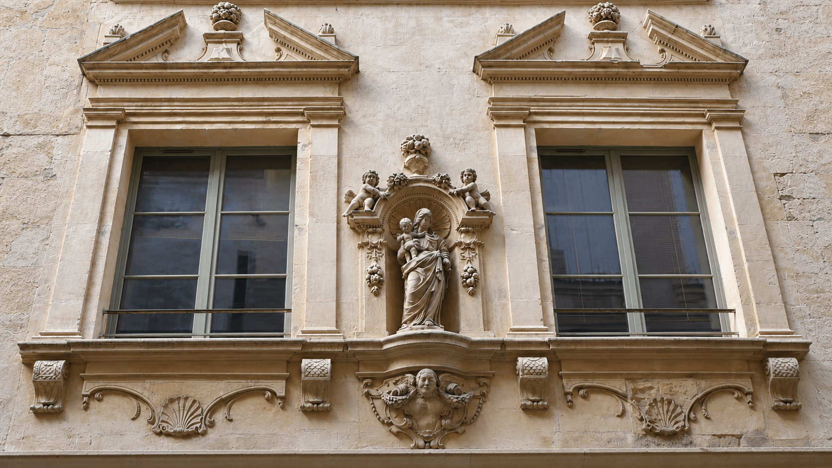 Façade d'un immeuble datant du 17ème siècle, rue du docteur Fanton.