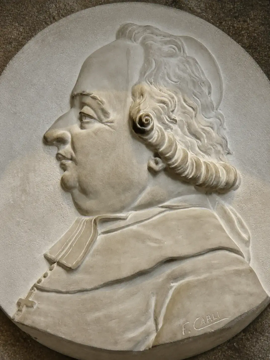 Bas-relief en marbre en forme de médaillon, représentant le profil de Jean-Marie du Lau signé François Carli.