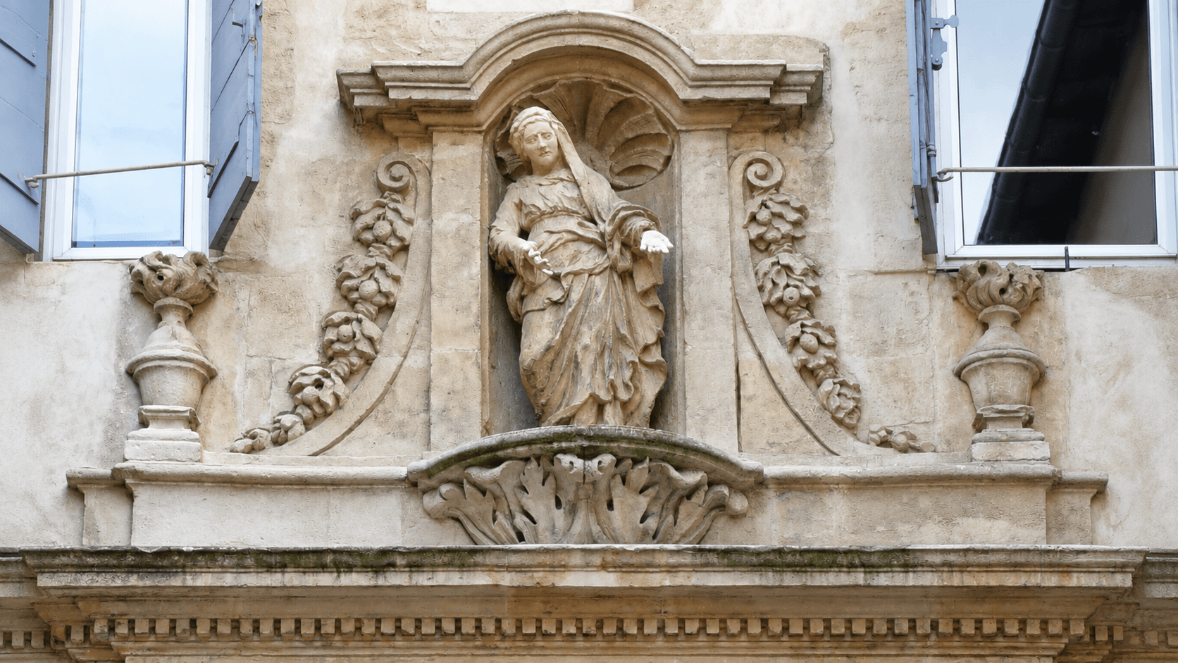 Niche de l'église sainte-Anne, impasse Balze à Arles
